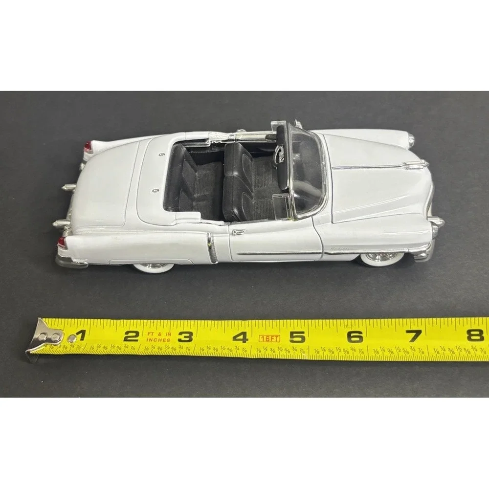 Welly 1953 Cadillac Eldorado White Convertible 1:24 Scale Diecast 22414